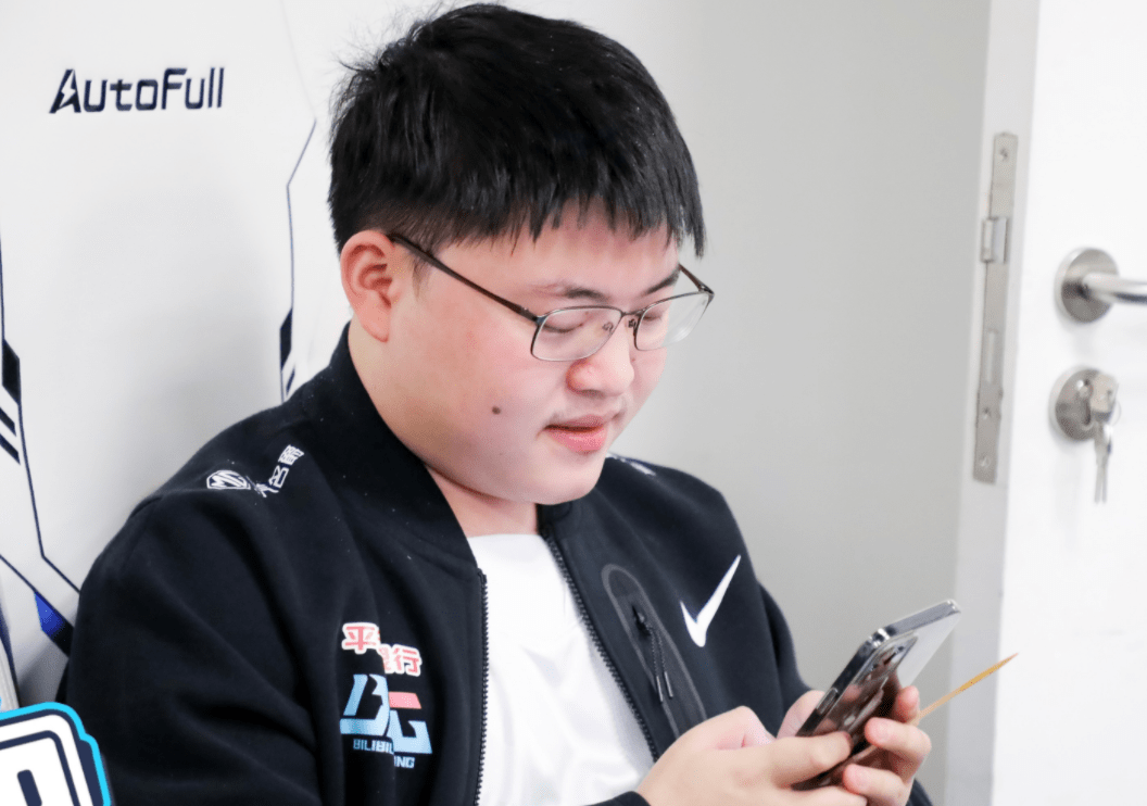 这也行?遭遇重创Uzi在G2比赛中突破纪录,今夜皇家社会主帅复盘 这也行?遭遇重创Uzi在G2比赛中突破纪录,今夜皇家社会主帅复盘